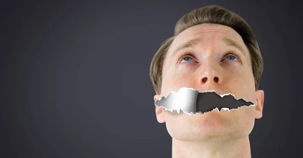 男の口の中に破れた紙とデジタル合成 — ストック写真