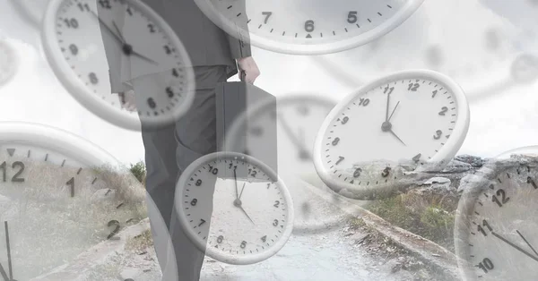 Ψηφιακός Σύνθετος Επιχειρηματία Κρατώντας Χαρτοφύλακα Σουρεαλιστική Ρολόγια Χρόνο Μετάβασης — Φωτογραφία Αρχείου