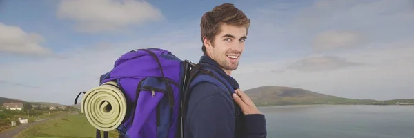 Digitale Composiet Van Travelling Man Met Tas Voor Landschap — Stockfoto