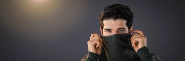 Cyfrowy Kompozytowy Człowiek Ukrywa Się Pod Sweter Oczy Wpatrując Się — Zdjęcie stockowe