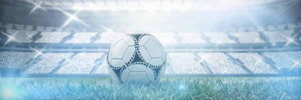 Fußball Auf Weißer Markierungslinie Gegen Stadion Gegen Himmel — Stockfoto
