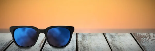 Nahaufnahme Einer Sonnenbrille Gegen Wellen Die Bei Sonnenuntergang Krachen — Stockfoto