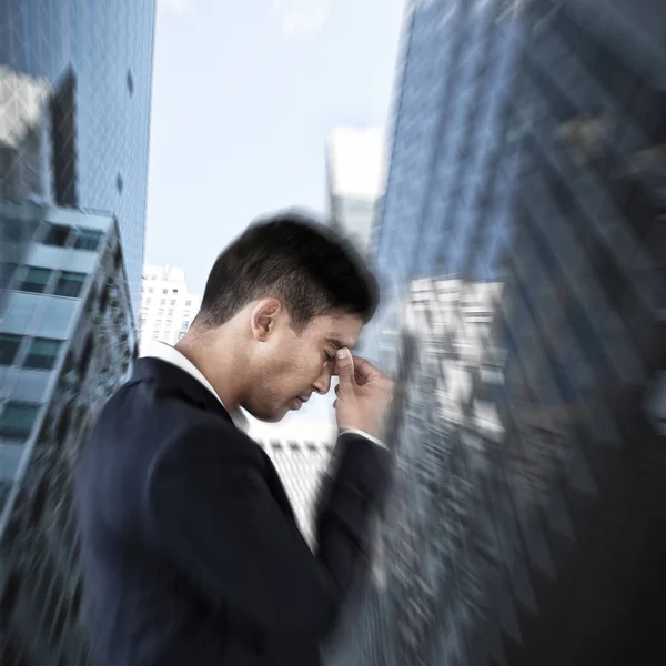 Seitenansicht Des Unter Kopfschmerzen Leidenden Geschäftsmannes Gegen Tiefansicht Auf Moderne — Stockfoto
