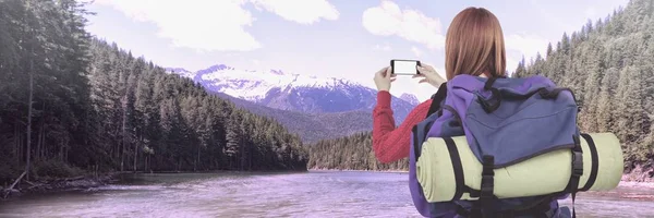 Compuesto Digital Mujer Viajera Con Bolsa Teléfono Delante Del Paisaje — Foto de Stock