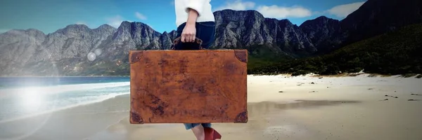 Composito Digitale Donna Viaggiante Con Borsa Fronte Paesaggio Della Spiaggia — Foto Stock