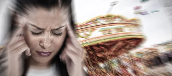 Zakenvrouw Met Een Hoofdpijn Tegen Carrousel — Stockfoto