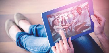 El yığın oluşturan iş adamları karşı dijital tablet kullanan kadın düşük bölümü