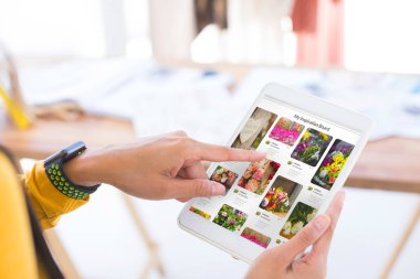 Moda Tasarımcısı dijital tablet kullanarak kırpılmış el karşı site sayfasının birçok parçalardan oluşan imge