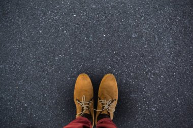 Karşı siyah kahverengi ayakkabı giyen adam bacaklar