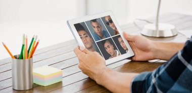 Kolaj portre tek 5 yakın karşı kadar elinde bir tablet bilgisayar kullanarak yakın çekim el modern masanın üzerinde bir tablet bilgisayar kullanarak