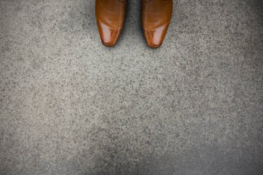 Kahverengi elbise ayakkabı yol yüzeyi close-up karşı odak