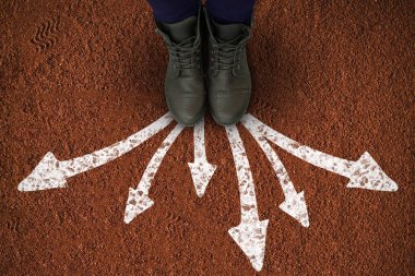 Kahverengi Dünya'ya karşı ayakkabı giyen kişinin görüntüsü kırpılmış