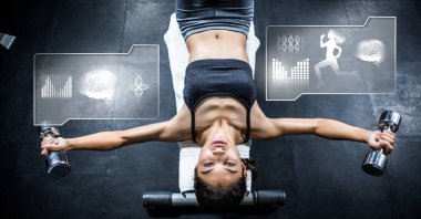 Athletic dijital bileşik kadın spor salonunda sağlık arayüzü ile uygun