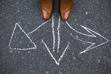 Kahverengi elbise ayakkabı yol karşı odak