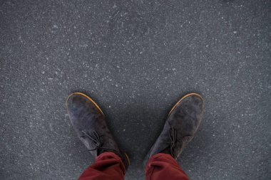 Bir yol karşı ayakkabı giyen adamın yüksek açılı görünüş