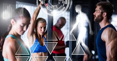 Athletic dijital bileşik bir grup insan spor salonunda sağlık arayüzü ile uygun