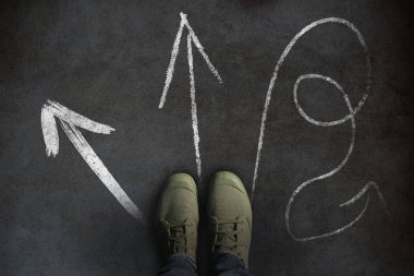 Ayakkabılar bacaklar blackboard close-up karşı