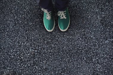 Beyaz arka plan üzerinde siyah yol karşı ayakta işadamı