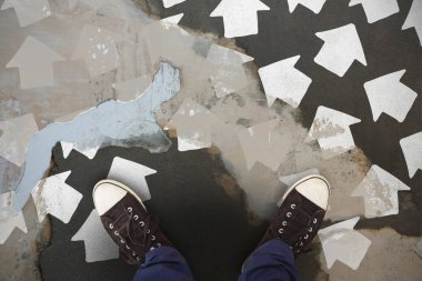 Adam ahşap kat paslı yıpranmış duvarın üzerinde ayakta