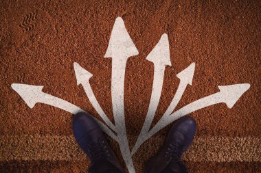 Kahverengi spor zemin karşı siyah ayakkabı giyen kişinin yüksek açı görünümü