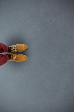 Karşı gri kahverengi ayakkabı giyen adam düşük bölümü