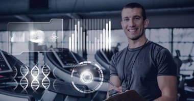 Athletic dijital bileşik eğitmen adam spor salonunda sağlık arayüzü ile uygun