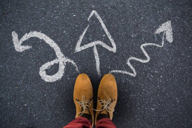 Karşı siyah kahverengi ayakkabı giyen adam bacaklar