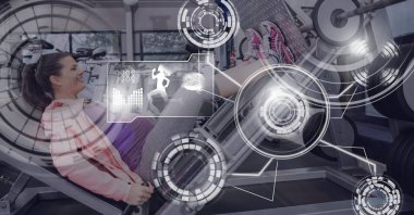 Athletic dijital bileşik kadın spor salonunda sağlık arayüzü ile uygun