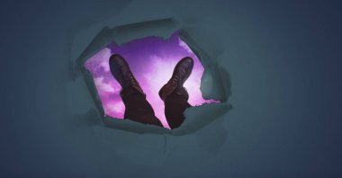 Gerçeküstü kağıt delikten havadaki ayak dijital bileşik