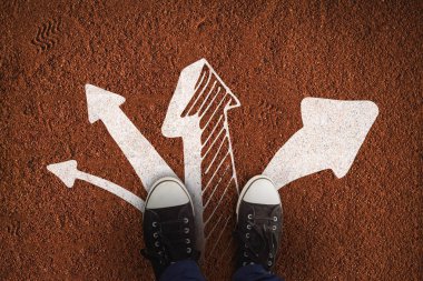 Kahverengi Dünya'ya karşı beyaz arka plan ayakta tuval ayakkabı giyen işadamı