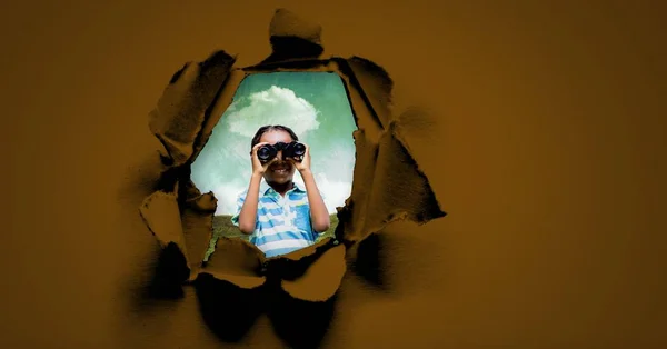 デジタル合成紙でシュールな穴で双眼鏡で見ている子どもの — ストック写真
