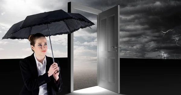 Digitální Složený Ženy Držící Deštník Surrealistické Otevřené Dveře Šedou Oblohou — Stock fotografie