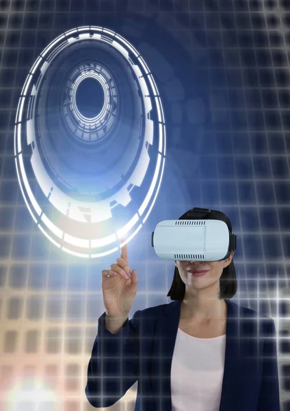 Digitales Zusammenspiel Von Frau Und Kreis Mit Virtual Reality Headset — Stockfoto