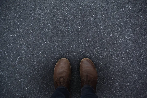 Voeten Van Man Dragen Van Schoenen Tegen Zwart — Stockfoto