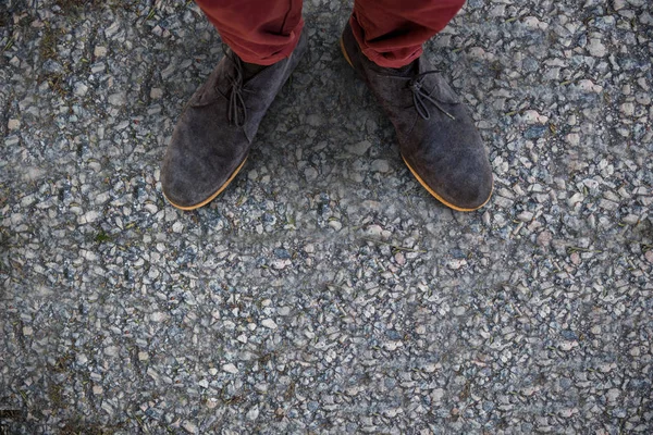 Μεγάλη Γωνία Θέα Του Άνδρα Που Φοράει Παπούτσια Εναντίον Τσιμεντένιο — Φωτογραφία Αρχείου