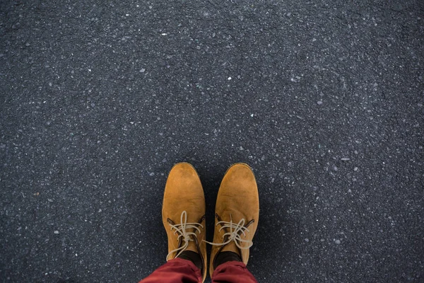 Homem Pernas Usando Sapatos Castanhos Contra Preto — Fotografia de Stock