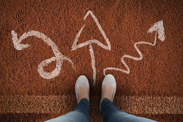 Kahverengi spor zemin karşı raslantı giyimli kadın ayakları