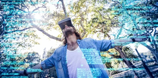 Μπλε Πρόγραμμα Εναντίον Άνδρα Χρησιμοποιώντας Γυαλιά Εικονικής Πραγματικότητας — Φωτογραφία Αρχείου
