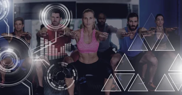 Athletic dijital bileşik bir grup insan spor salonunda sağlık arayüzü ile uygun