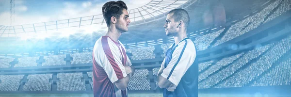 Kendine güvenen futbol oyuncuları birbirine karşı bir stadyum görünümünü bakarak