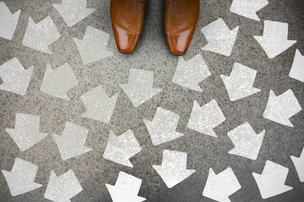 Kahverengi elbise ayakkabı yol yüzeyi close-up karşı odak