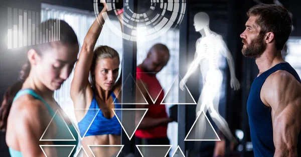 Athletic dijital bileşik bir grup insan spor salonunda sağlık arayüzü ile uygun