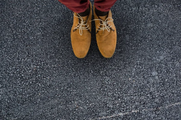 Siyah yol karşı ayakkabı giyen kişi Close-Up