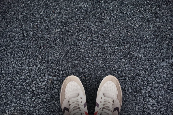 Επίκεντρο Αθλητισμού Φοράτε Παπούτσια Εναντίον Μαύρο Δρόμο — Φωτογραφία Αρχείου