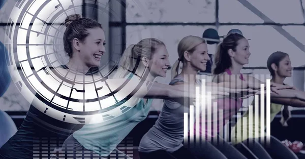 Athletic dijital bileşik kadın spor salonunda sağlık arayüzü ile uygun