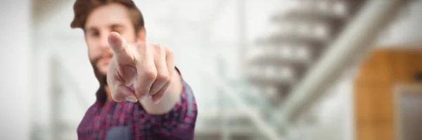 Hipster Señalando Con Dedo Contra Las Escaleras Modernas Edificio Oficinas — Foto de Stock