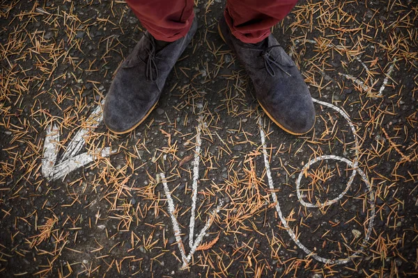 Hoge Hoekmening Van Man Dragen Van Schoenen Tegen Gras Groeien — Stockfoto