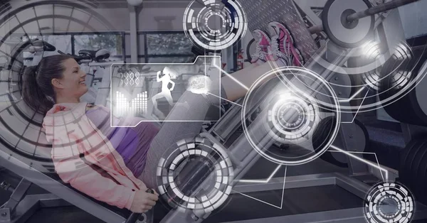 Athletic dijital bileşik kadın spor salonunda sağlık arayüzü ile uygun