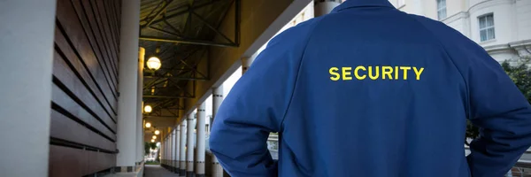 Oversikt Sikkerhetsansvarlige Uniform Mot Arkitektoniske Søyler Bygning – stockfoto