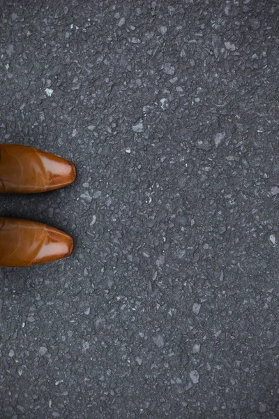 Kahverengi elbise ayakkabı yol karşı odak
